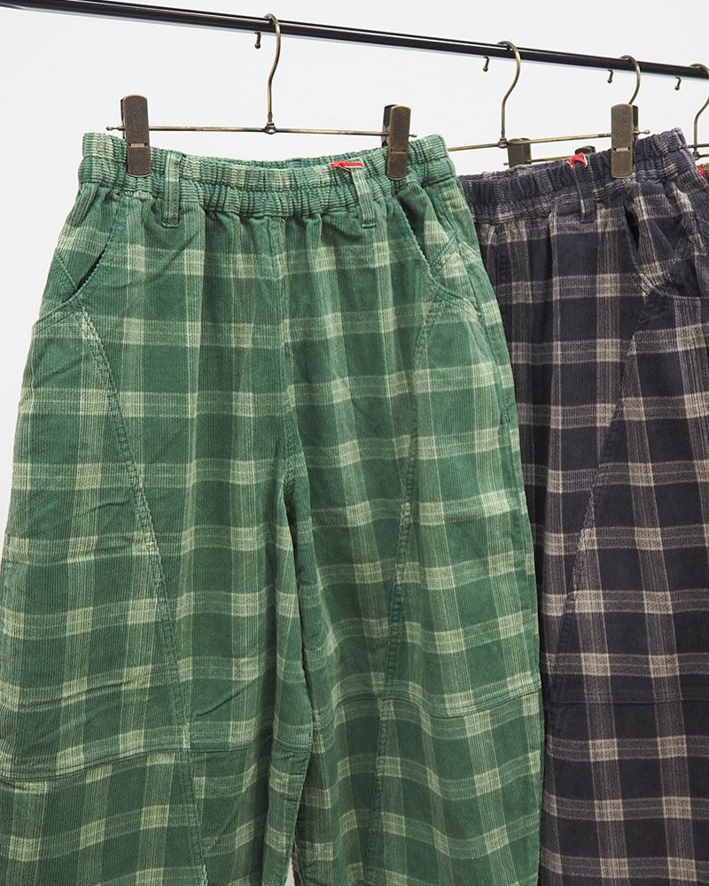 コーデュロイ素材のゆったりボールパンツ レディース ワイドシルエット イージーパンツ チェック柄 秋冬カジュアルコーデ
