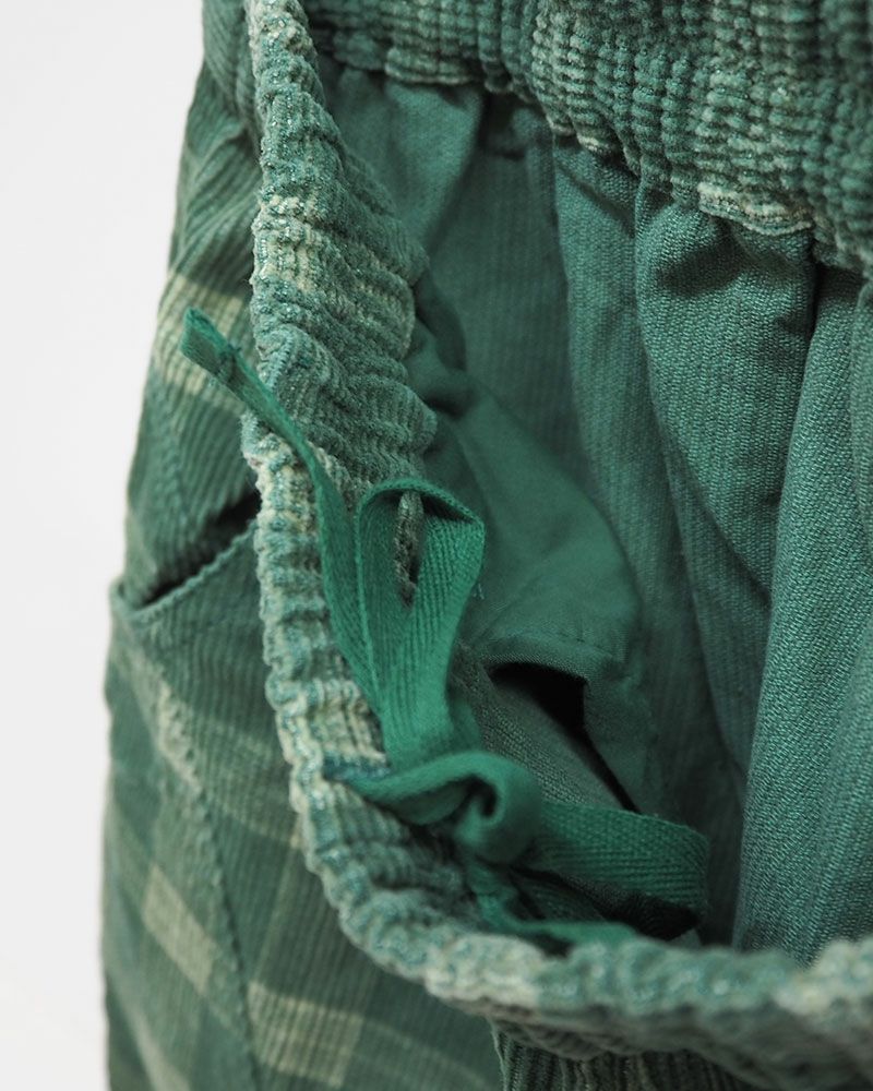 コーデュロイ素材のゆったりボールパンツ レディース ワイドシルエット イージーパンツ チェック柄 秋冬カジュアルコーデ