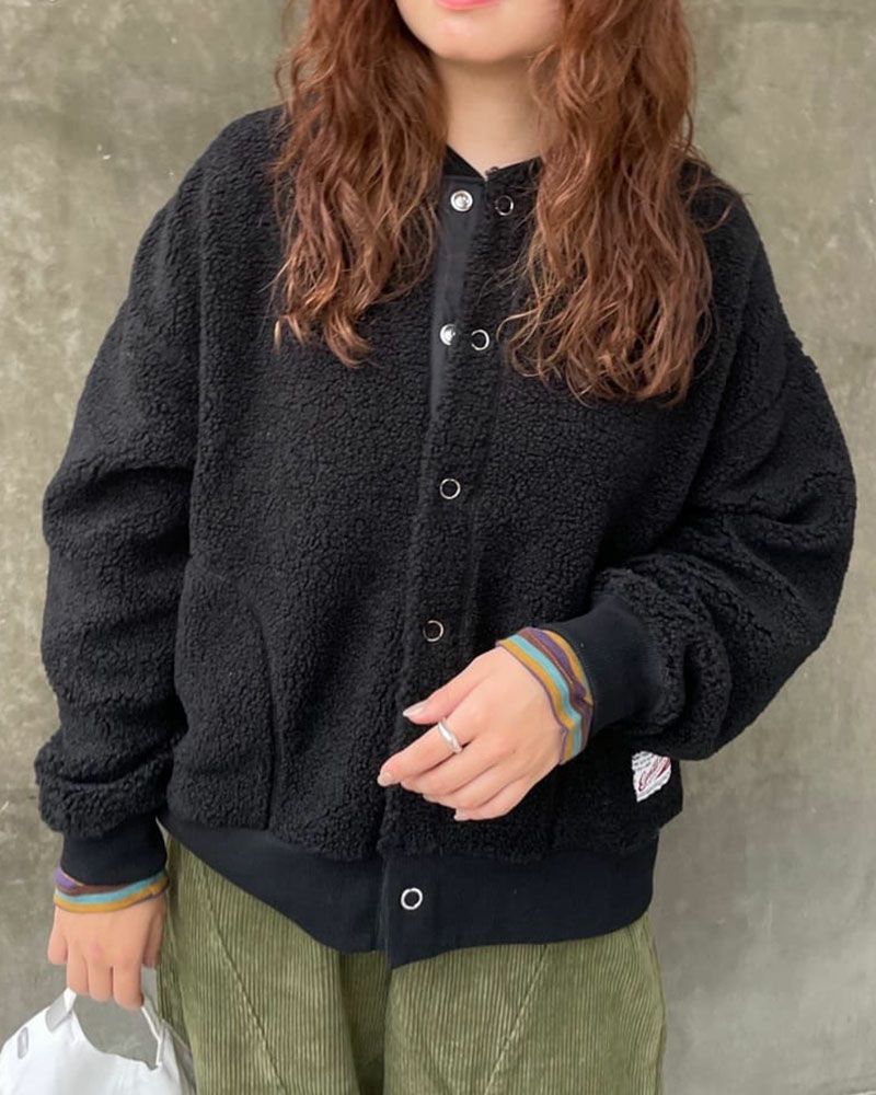 リングドットボタンをあしらった軽量ボアカーディガン。豊富なカラーバリエーションでデイリーに活躍する一枚