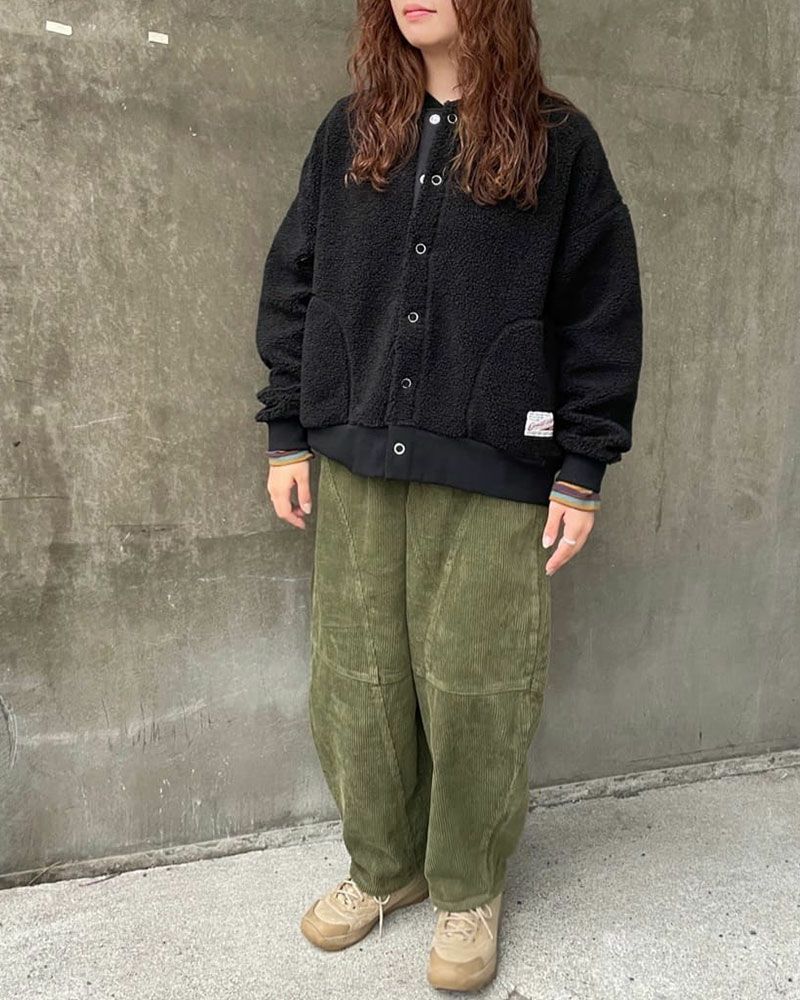 リングドットボタンをあしらった軽量ボアカーディガン。豊富なカラーバリエーションでデイリーに活躍する一枚