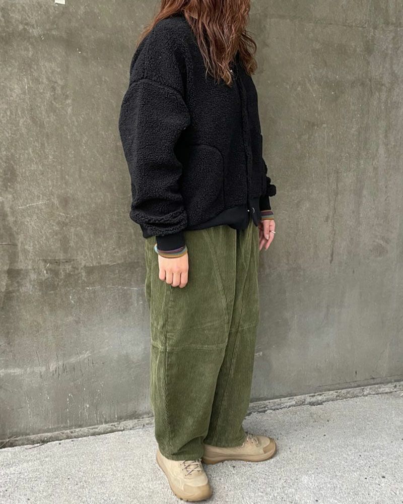 リングドットボタンをあしらった軽量ボアカーディガン。豊富なカラーバリエーションでデイリーに活躍する一枚