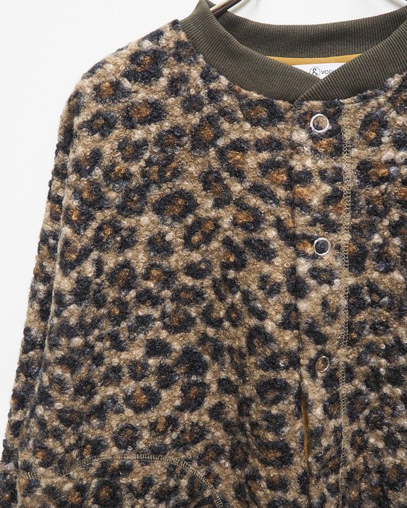 リングドットボタンをあしらった軽量ボアカーディガン。豊富なカラーバリエーションでデイリーに活躍する一枚