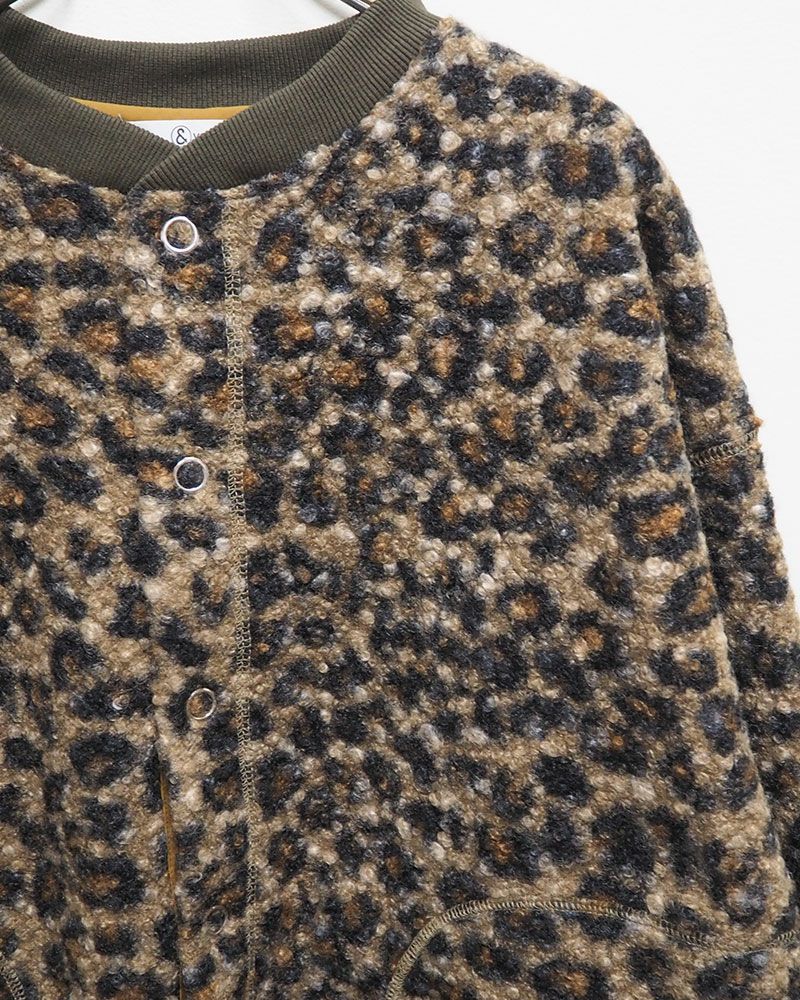 リングドットボタンをあしらった軽量ボアカーディガン。豊富なカラーバリエーションでデイリーに活躍する一枚