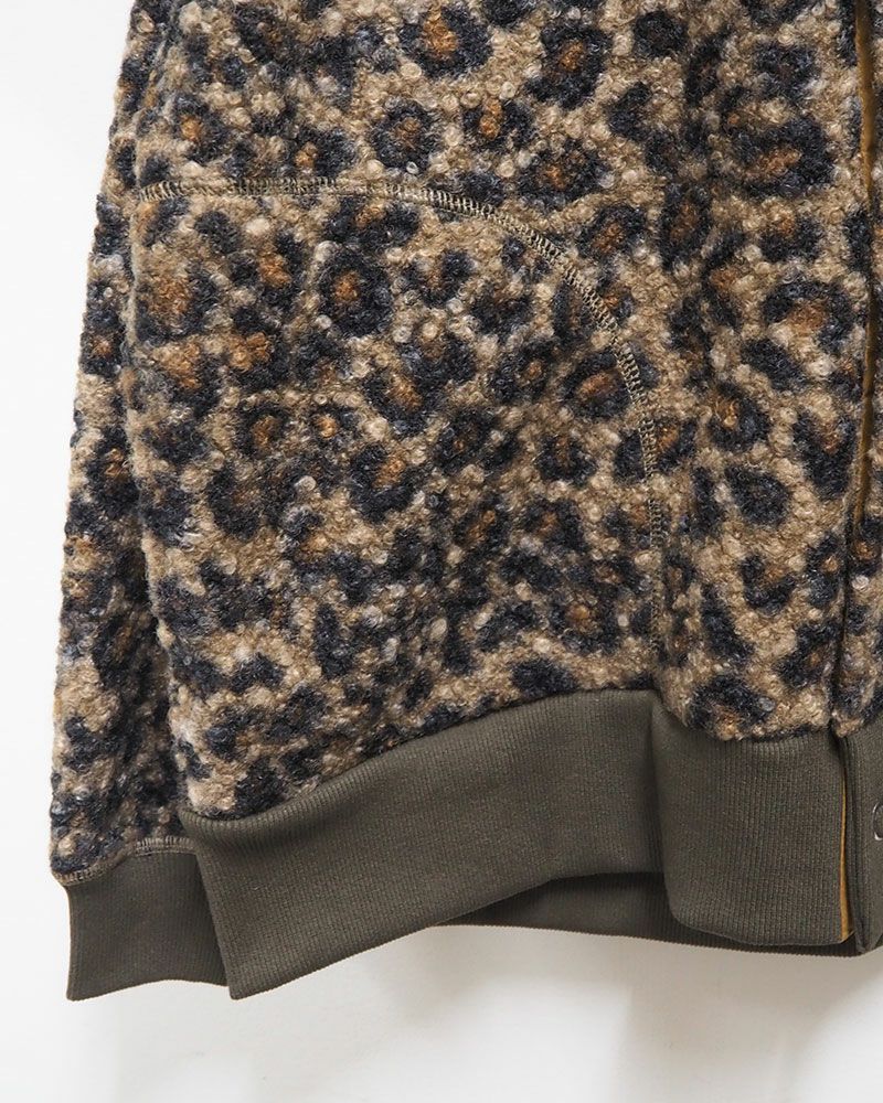 リングドットボタンをあしらった軽量ボアカーディガン。豊富なカラーバリエーションでデイリーに活躍する一枚