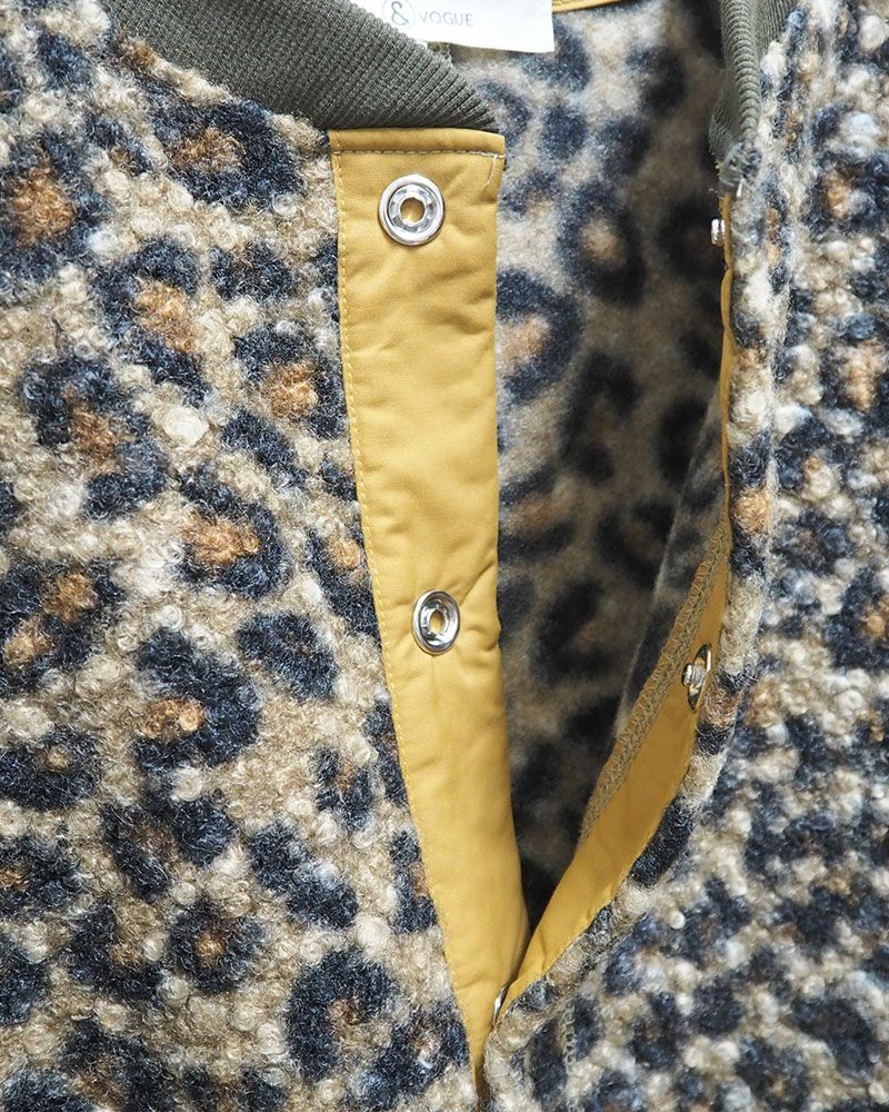 リングドットボタンをあしらった軽量ボアカーディガン。豊富なカラーバリエーションでデイリーに活躍する一枚