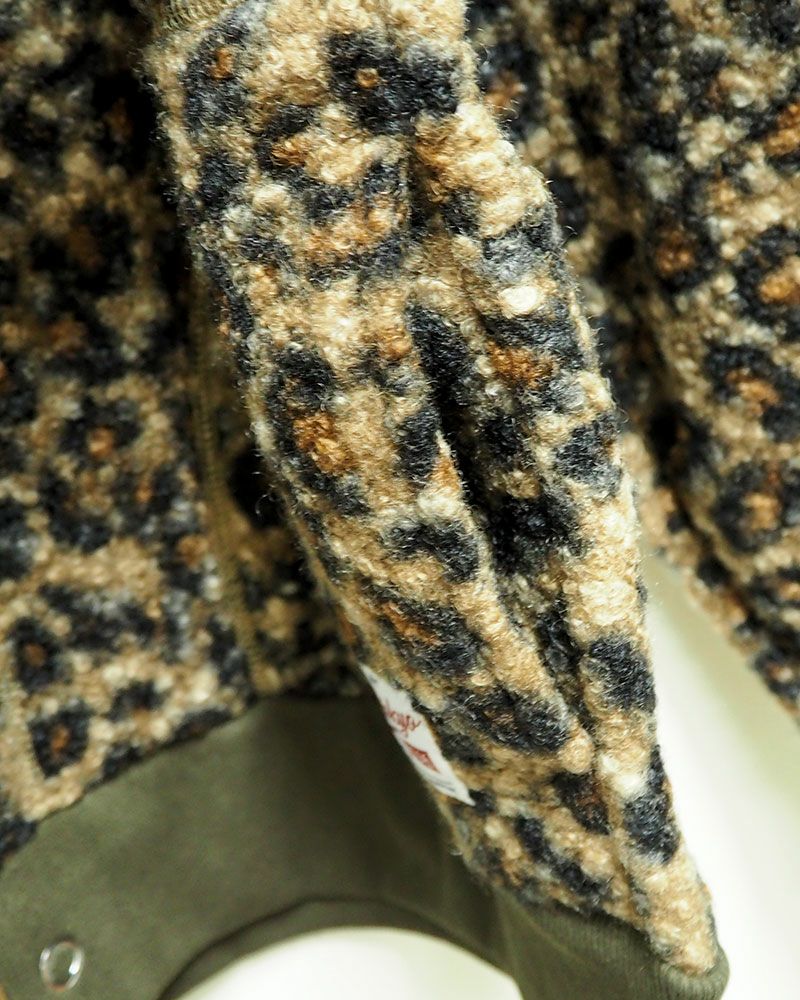 リングドットボタンをあしらった軽量ボアカーディガン。豊富なカラーバリエーションでデイリーに活躍する一枚