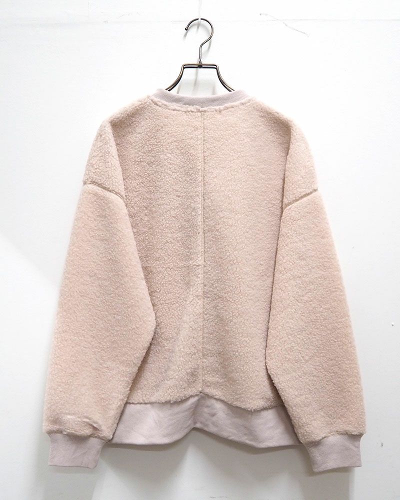 リングドットボタンをあしらった軽量ボアカーディガン。豊富なカラーバリエーションでデイリーに活躍する一枚