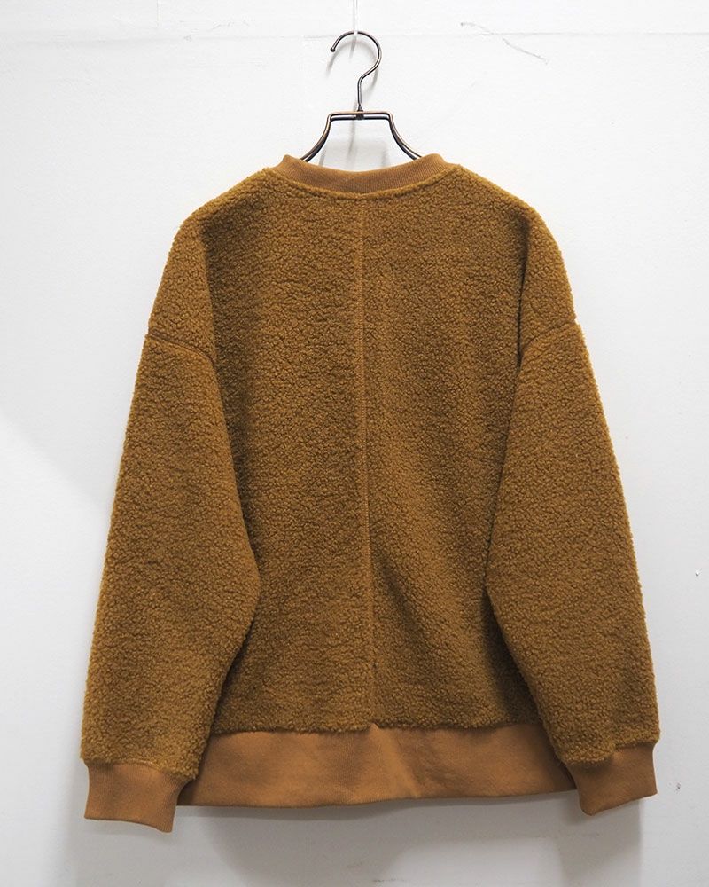 リングドットボタンをあしらった軽量ボアカーディガン。豊富なカラーバリエーションでデイリーに活躍する一枚