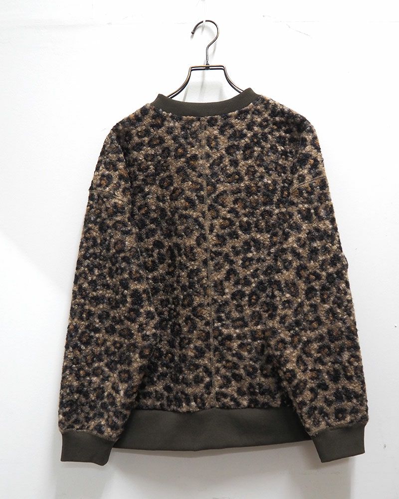 リングドットボタンをあしらった軽量ボアカーディガン。豊富なカラーバリエーションでデイリーに活躍する一枚