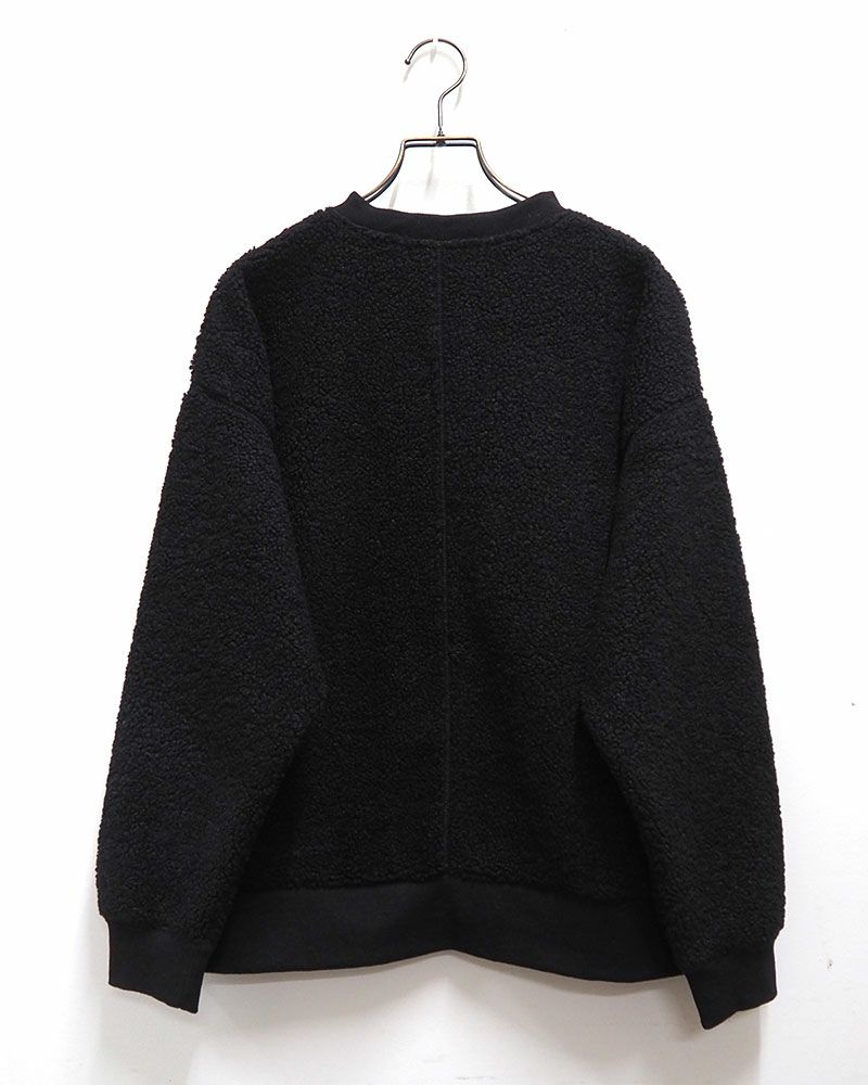 リングドットボタンをあしらった軽量ボアカーディガン。豊富なカラーバリエーションでデイリーに活躍する一枚