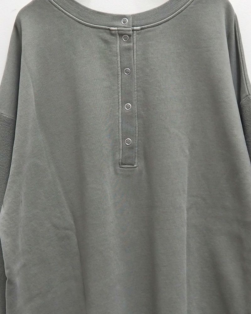 ピグメント裏毛ヘンリーネックチュニック｜カレッジロゴとシンプルヘンリーのリバーシブル仕様、体型カバーも叶うゆったりシルエットのレディーストップス