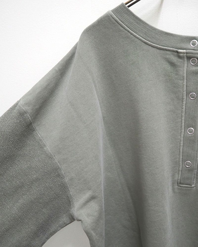 ピグメント裏毛ヘンリーネックチュニック｜カレッジロゴとシンプルヘンリーのリバーシブル仕様、体型カバーも叶うゆったりシルエットのレディーストップス