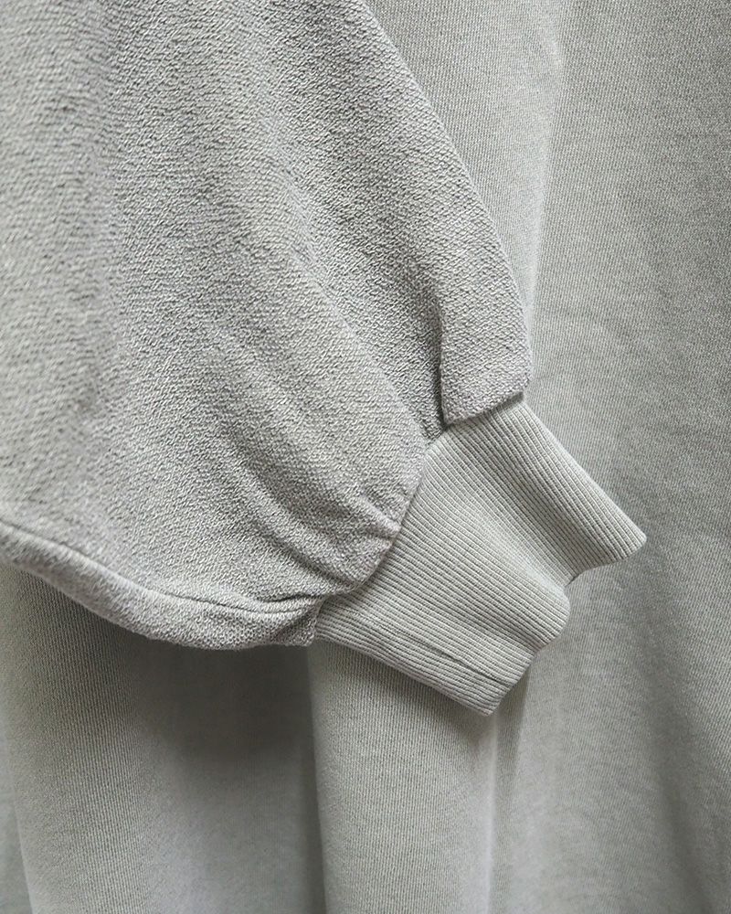 ピグメント裏毛ヘンリーネックチュニック｜カレッジロゴとシンプルヘンリーのリバーシブル仕様、体型カバーも叶うゆったりシルエットのレディーストップス