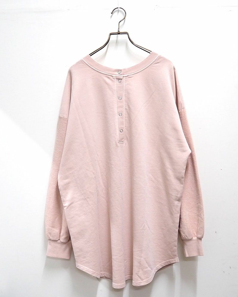 ピグメント裏毛ヘンリーネックチュニック｜カレッジロゴとシンプルヘンリーのリバーシブル仕様、体型カバーも叶うゆったりシルエットのレディーストップス