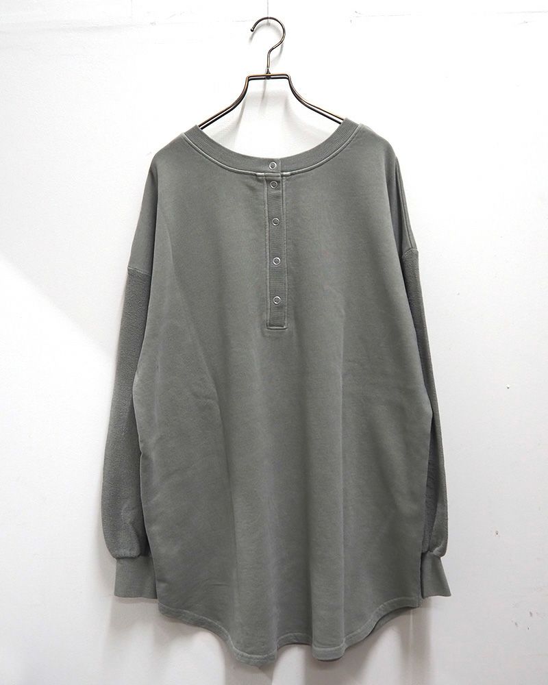 ピグメント裏毛ヘンリーネックチュニック｜カレッジロゴとシンプルヘンリーのリバーシブル仕様、体型カバーも叶うゆったりシルエットのレディーストップス