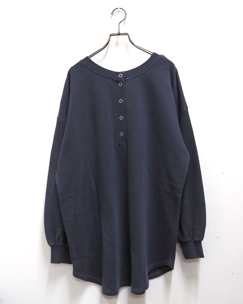 ピグメント裏毛ヘンリーネックチュニック｜カレッジロゴとシンプルヘンリーのリバーシブル仕様、体型カバーも叶うゆったりシルエットのレディーストップス