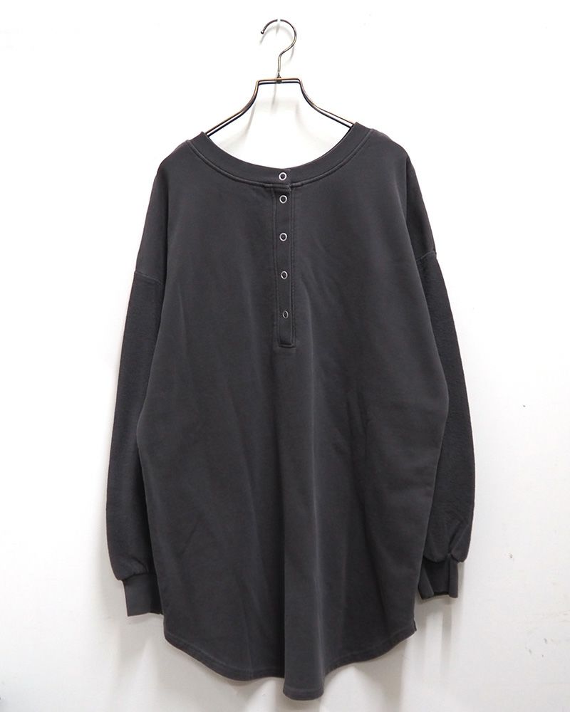 ピグメント裏毛ヘンリーネックチュニック｜カレッジロゴとシンプルヘンリーのリバーシブル仕様、体型カバーも叶うゆったりシルエットのレディーストップス