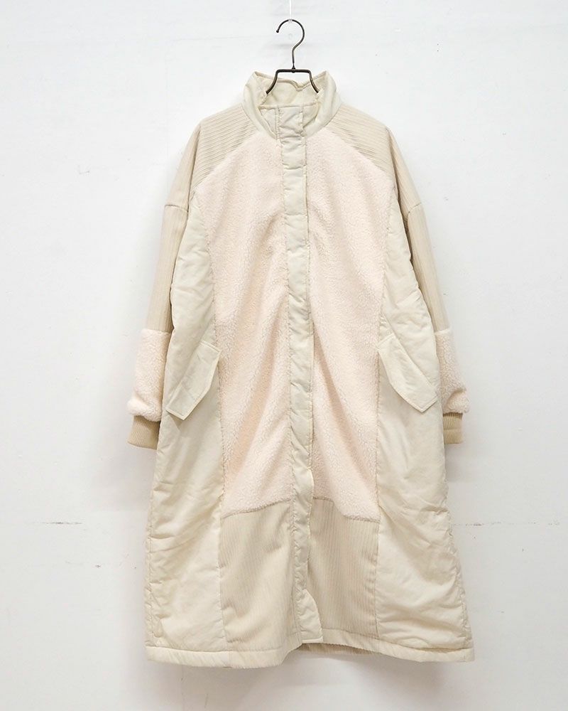 コーデュロイとボアを組み合わせた異素材切り替えのハイネックロングコート