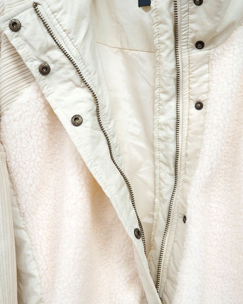 コーデュロイとボアを組み合わせた異素材切り替えのハイネックロングコート