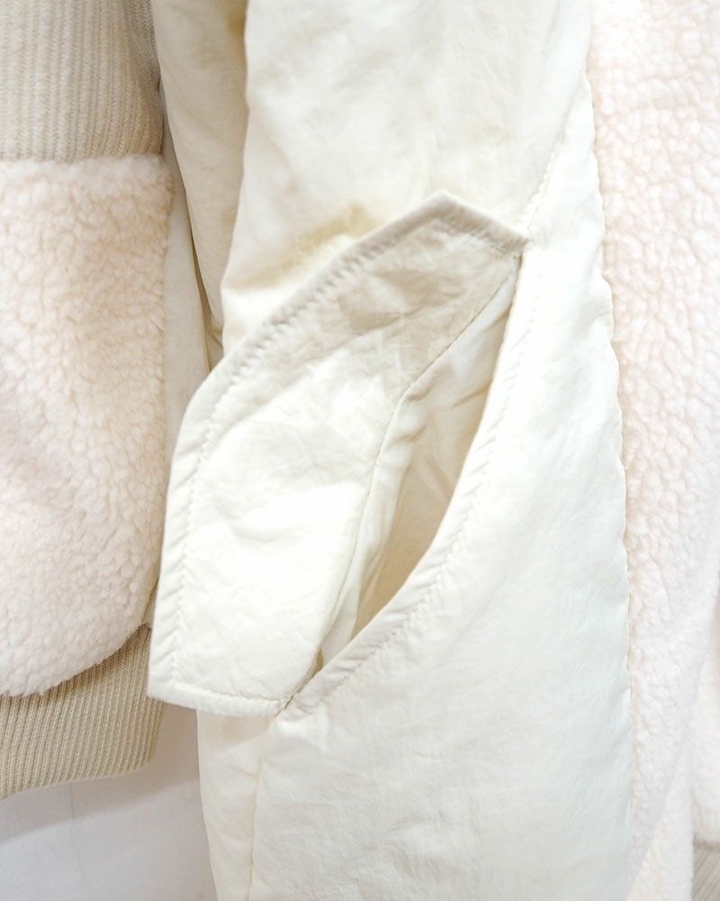 コーデュロイとボアを組み合わせた異素材切り替えのハイネックロングコート