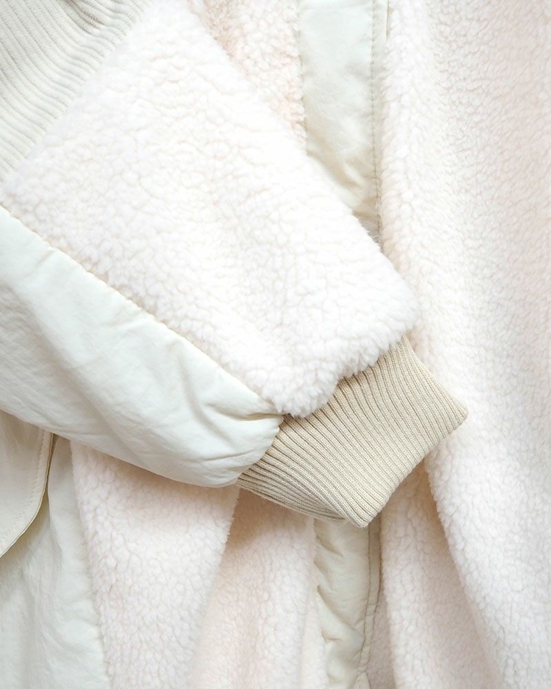 コーデュロイとボアを組み合わせた異素材切り替えのハイネックロングコート