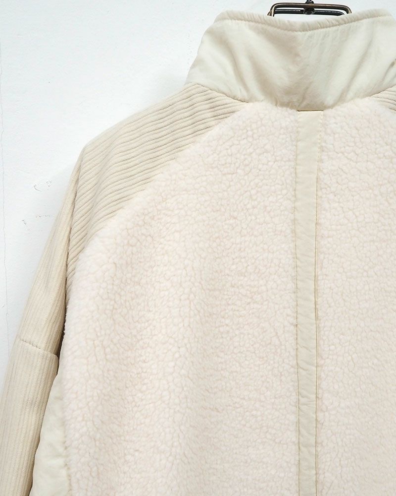 コーデュロイとボアを組み合わせた異素材切り替えのハイネックロングコート