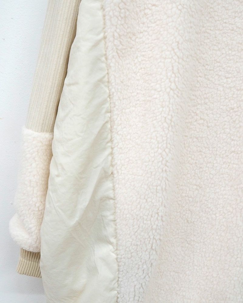 コーデュロイとボアを組み合わせた異素材切り替えのハイネックロングコート