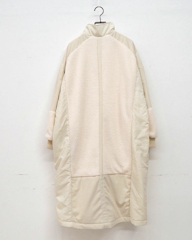 コーデュロイとボアを組み合わせた異素材切り替えのハイネックロングコート