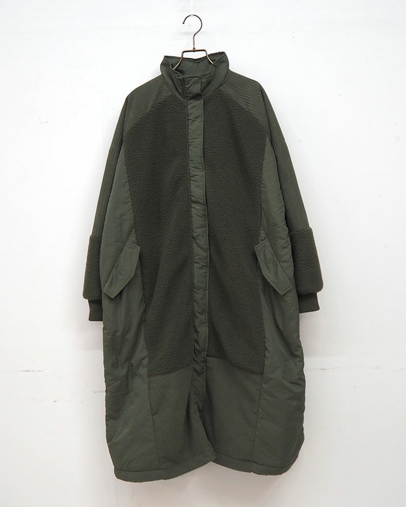 コーデュロイとボアを組み合わせた異素材切り替えのハイネックロングコート