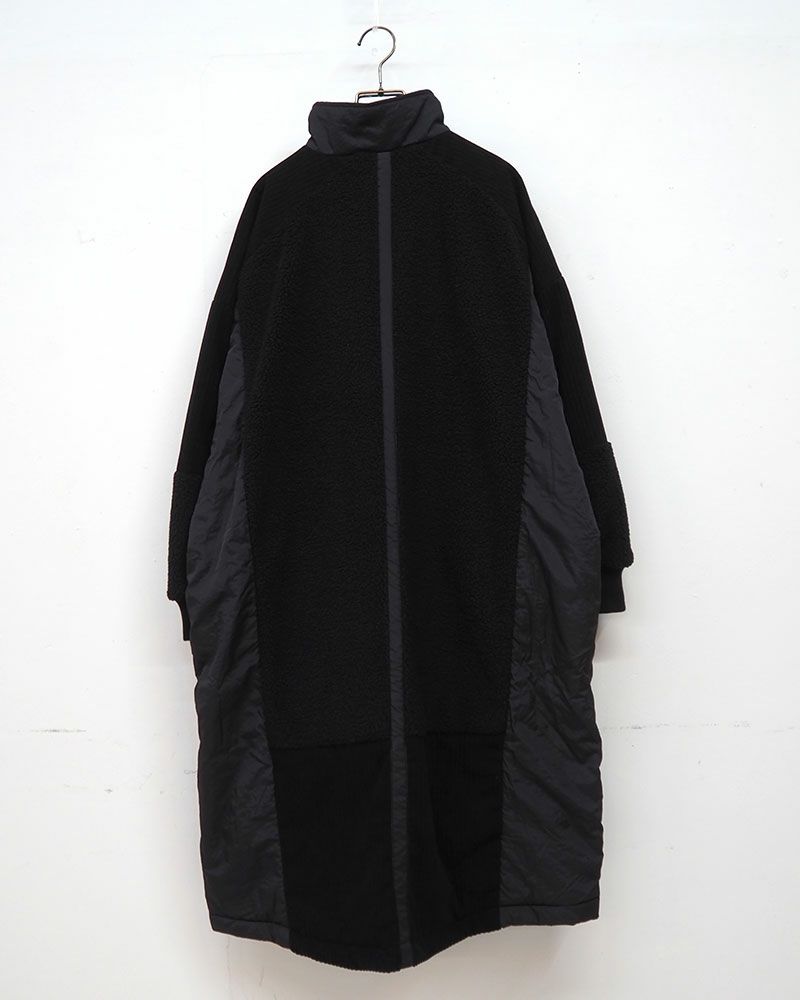 コーデュロイとボアを組み合わせた異素材切り替えのハイネックロングコート