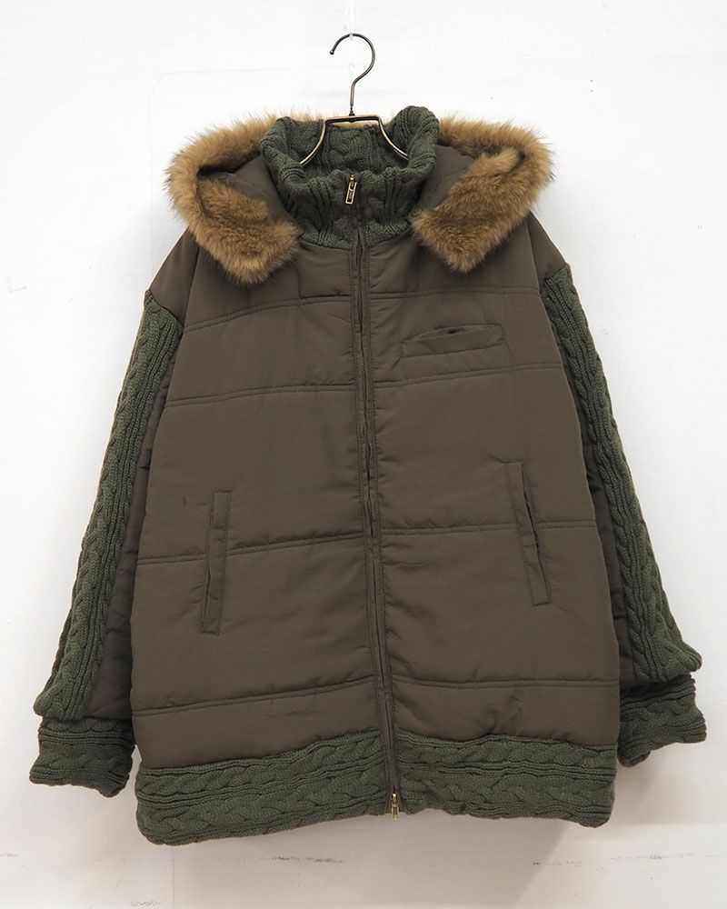 袖と裾がケーブルニットになった異素材切替中綿ブルゾン。フードファーは取り外し可能で3色展開。