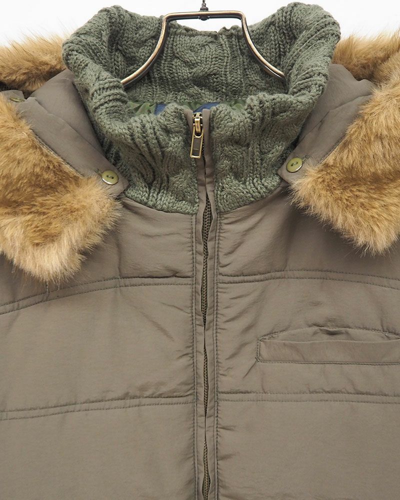 袖と裾がケーブルニットになった異素材切替中綿ブルゾン。フードファーは取り外し可能で3色展開。