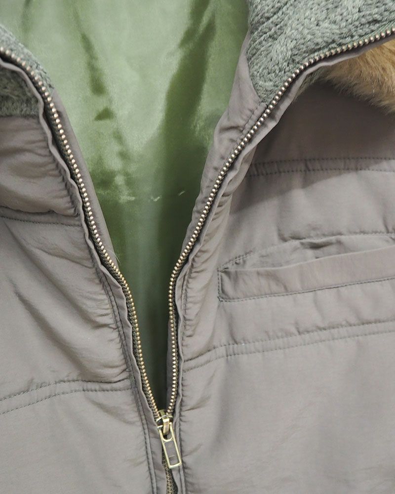 袖と裾がケーブルニットになった異素材切替中綿ブルゾン。フードファーは取り外し可能で3色展開。