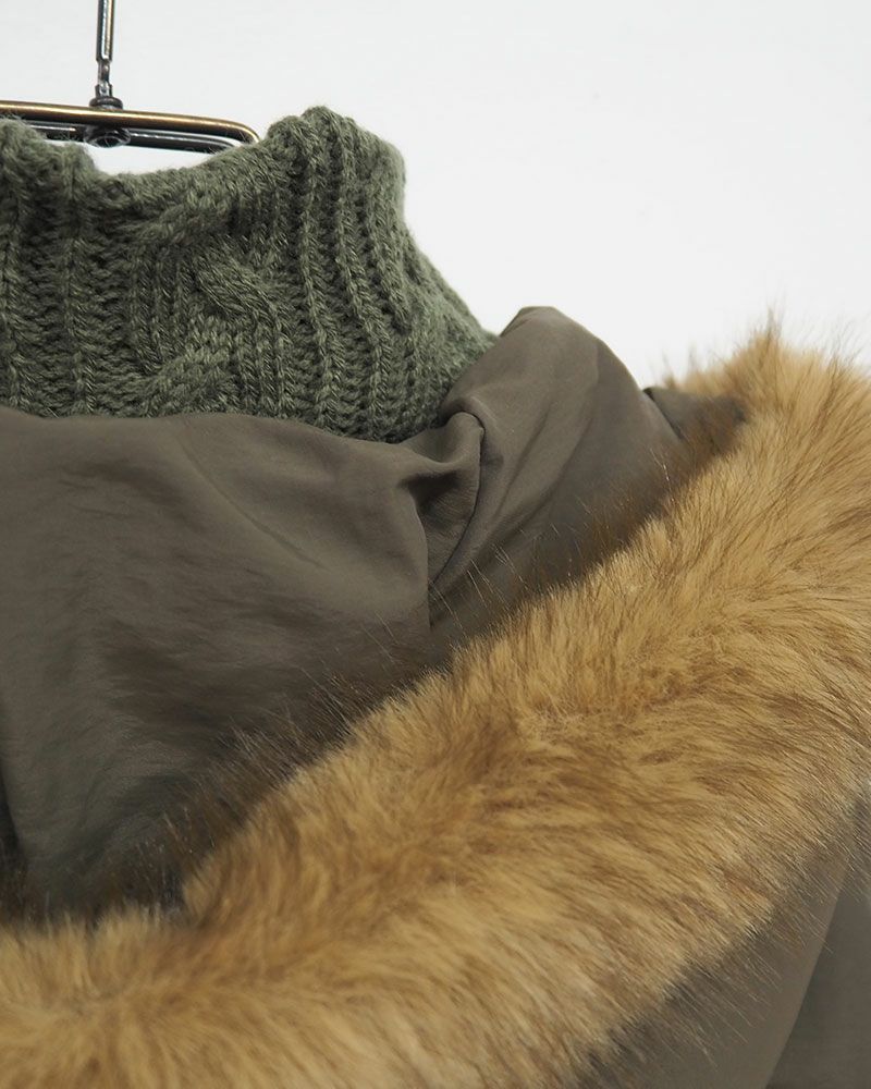 袖と裾がケーブルニットになった異素材切替中綿ブルゾン。フードファーは取り外し可能で3色展開。