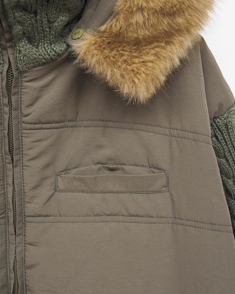 袖と裾がケーブルニットになった異素材切替中綿ブルゾン。フードファーは取り外し可能で3色展開。