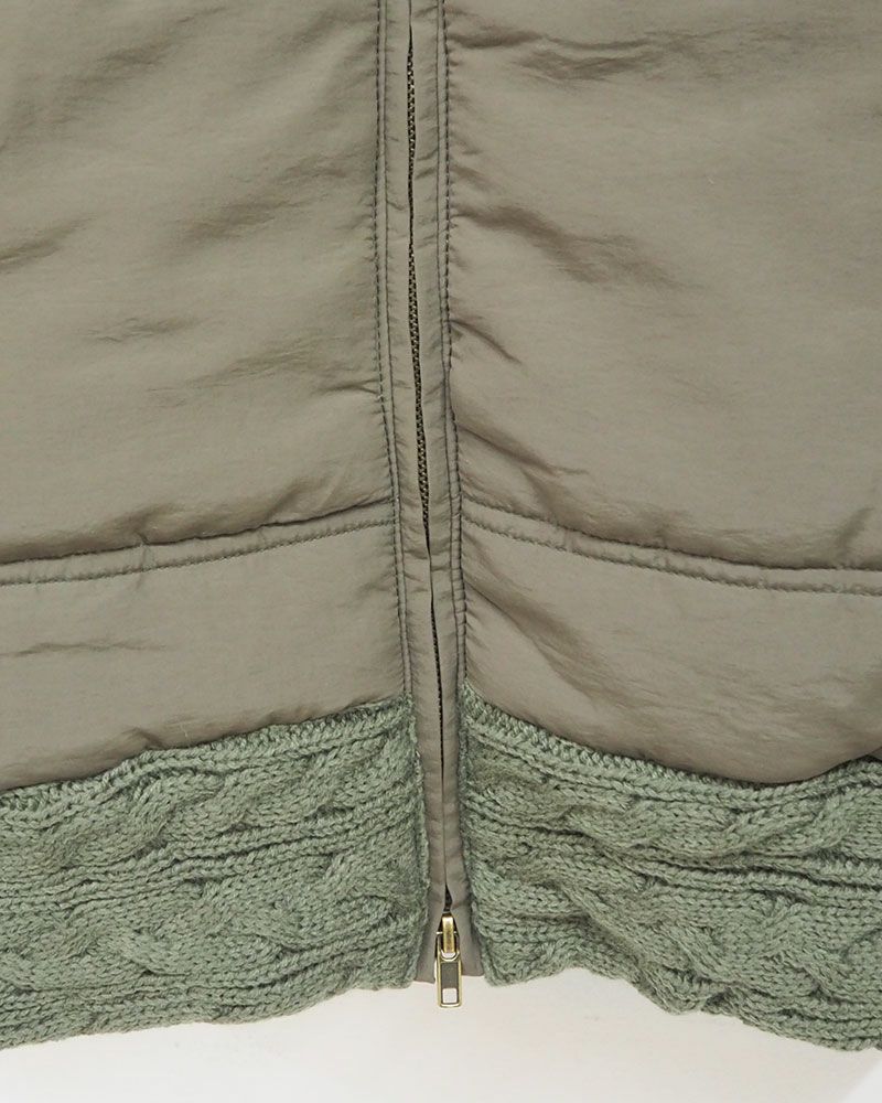 袖と裾がケーブルニットになった異素材切替中綿ブルゾン。フードファーは取り外し可能で3色展開。