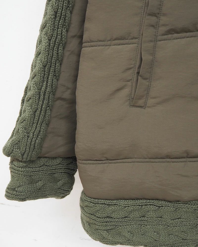 袖と裾がケーブルニットになった異素材切替中綿ブルゾン。フードファーは取り外し可能で3色展開。