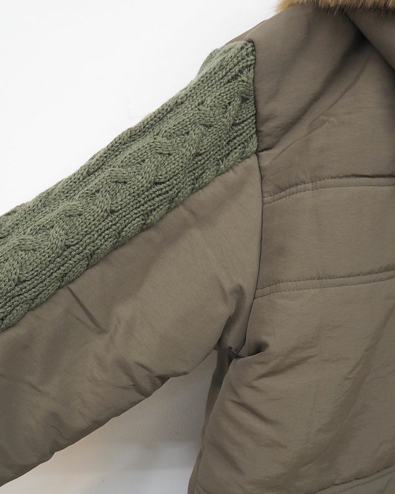袖と裾がケーブルニットになった異素材切替中綿ブルゾン。フードファーは取り外し可能で3色展開。