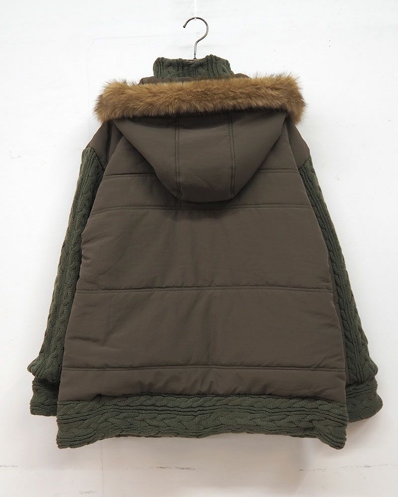 袖と裾がケーブルニットになった異素材切替中綿ブルゾン。フードファーは取り外し可能で3色展開。