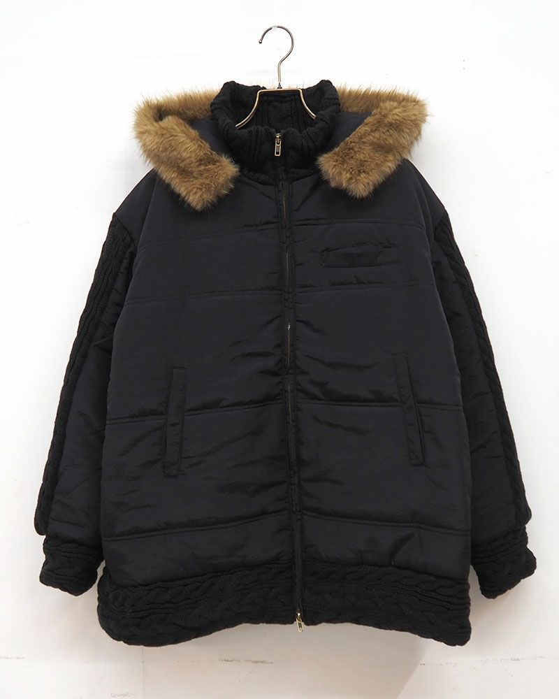 袖と裾がケーブルニットになった異素材切替中綿ブルゾン。フードファーは取り外し可能で3色展開。