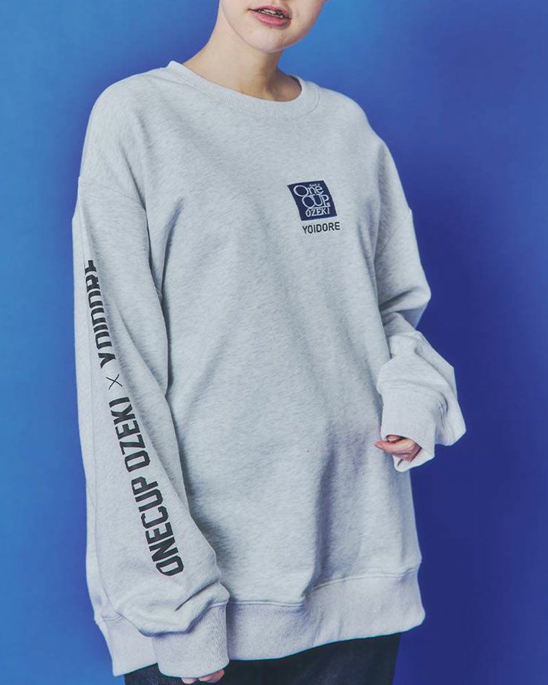 YOIDOREとワンカップ大関のコラボスウェット。フロントに酒ラベル、バックに大関ロゴをプリントし、刺繍でブランドロゴを施したこだわりのユニセックスデザイン。