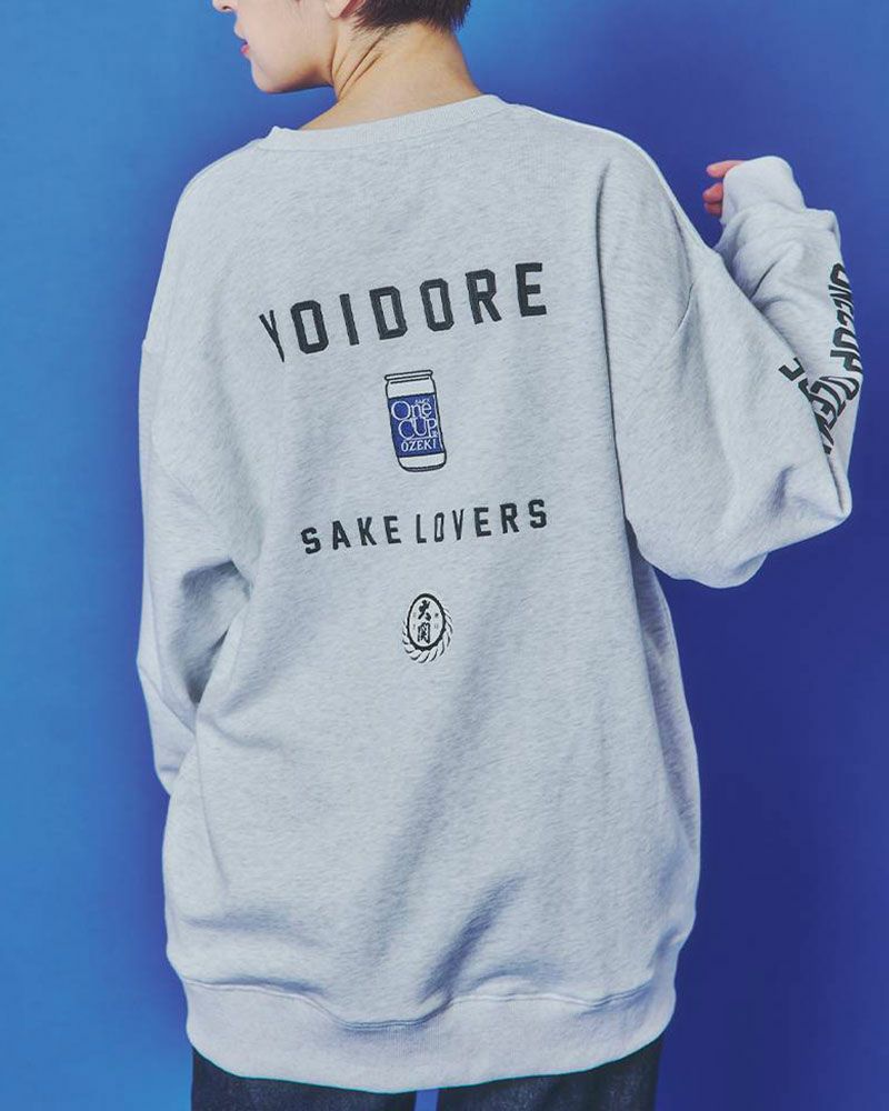 YOIDOREとワンカップ大関のコラボスウェット。フロントに酒ラベル、バックに大関ロゴをプリントし、刺繍でブランドロゴを施したこだわりのユニセックスデザイン。