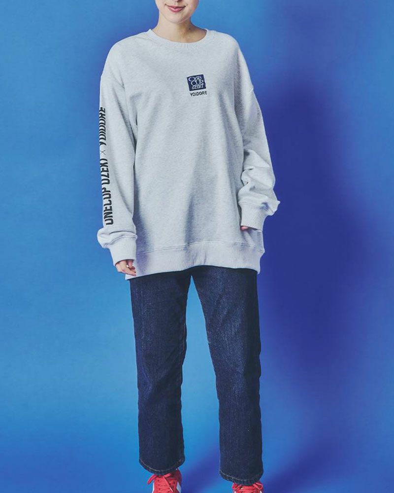 YOIDOREとワンカップ大関のコラボスウェット。フロントに酒ラベル、バックに大関ロゴをプリントし、刺繍でブランドロゴを施したこだわりのユニセックスデザイン。