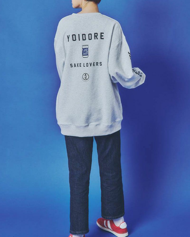YOIDOREとワンカップ大関のコラボスウェット。フロントに酒ラベル、バックに大関ロゴをプリントし、刺繍でブランドロゴを施したこだわりのユニセックスデザイン。