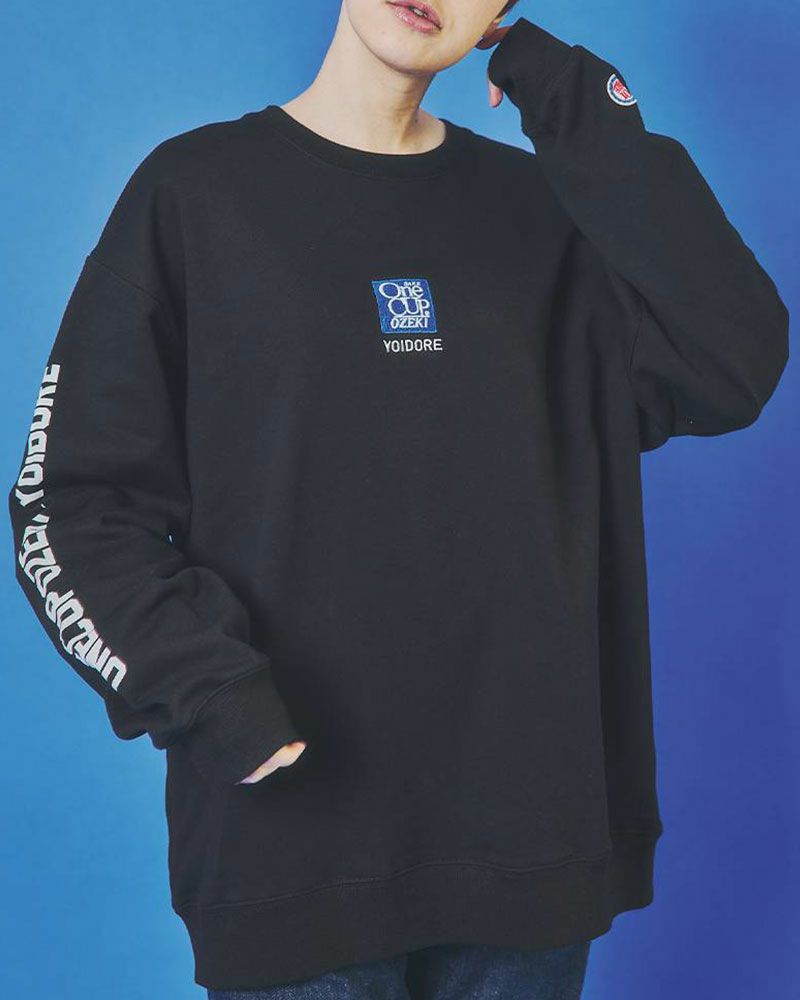 YOIDOREとワンカップ大関のコラボスウェット。フロントに酒ラベル、バックに大関ロゴをプリントし、刺繍でブランドロゴを施したこだわりのユニセックスデザイン。