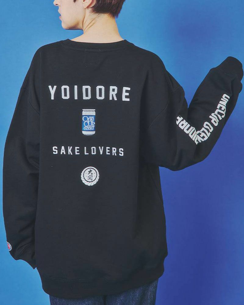 YOIDOREとワンカップ大関のコラボスウェット。フロントに酒ラベル、バックに大関ロゴをプリントし、刺繍でブランドロゴを施したこだわりのユニセックスデザイン。