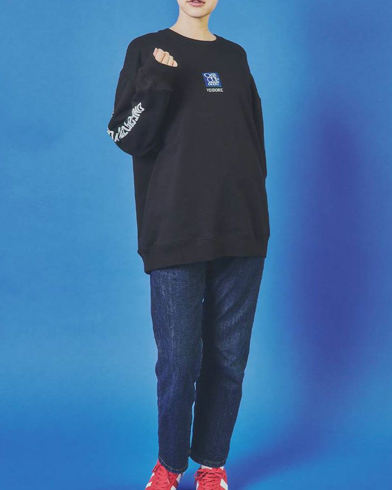 YOIDOREとワンカップ大関のコラボスウェット。フロントに酒ラベル、バックに大関ロゴをプリントし、刺繍でブランドロゴを施したこだわりのユニセックスデザイン。