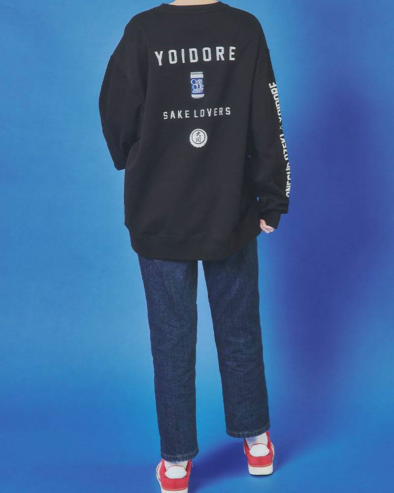YOIDOREとワンカップ大関のコラボスウェット。フロントに酒ラベル、バックに大関ロゴをプリントし、刺繍でブランドロゴを施したこだわりのユニセックスデザイン。