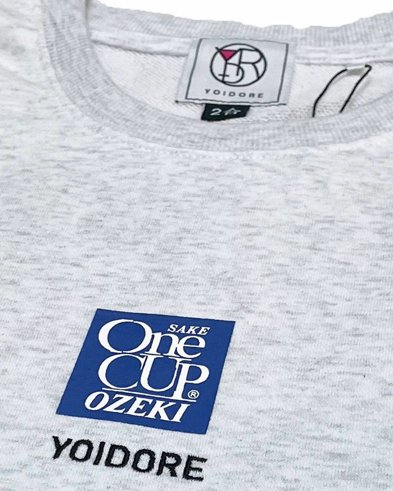YOIDOREとワンカップ大関のコラボスウェット。フロントに酒ラベル、バックに大関ロゴをプリントし、刺繍でブランドロゴを施したこだわりのユニセックスデザイン。