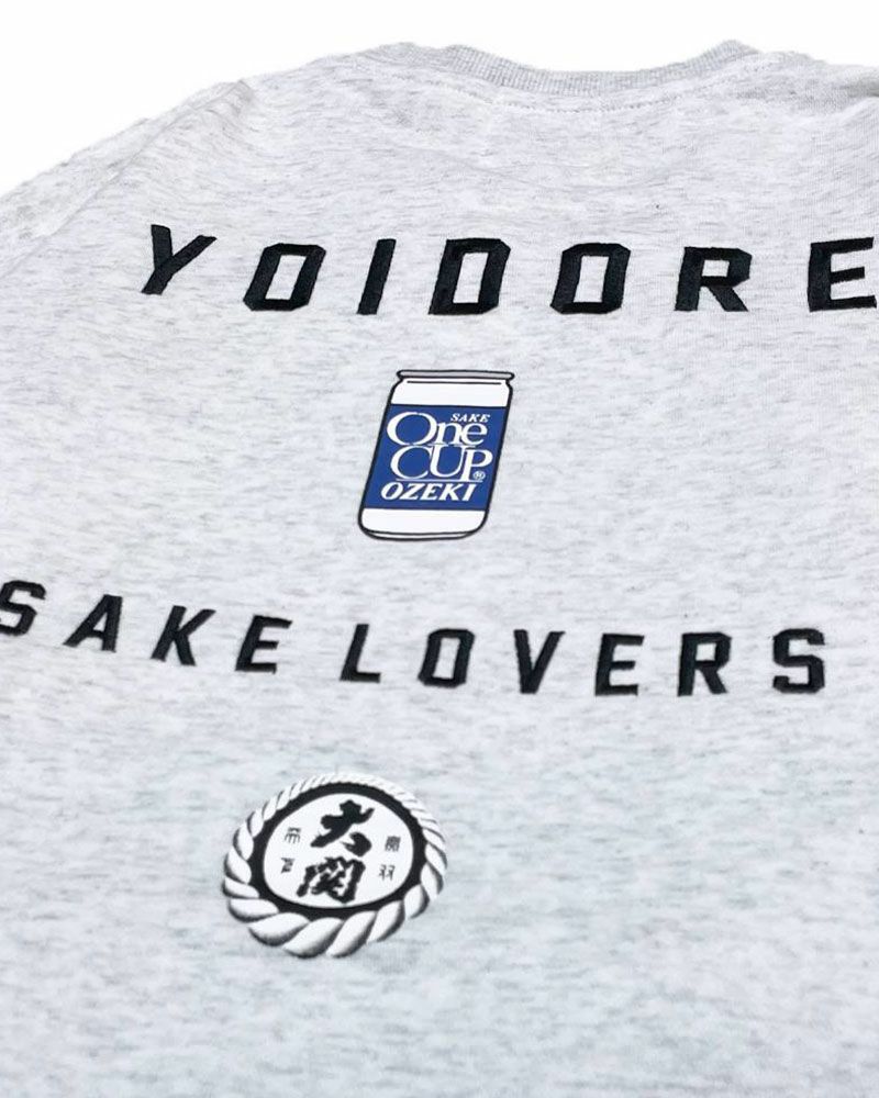 YOIDOREとワンカップ大関のコラボスウェット。フロントに酒ラベル、バックに大関ロゴをプリントし、刺繍でブランドロゴを施したこだわりのユニセックスデザイン。